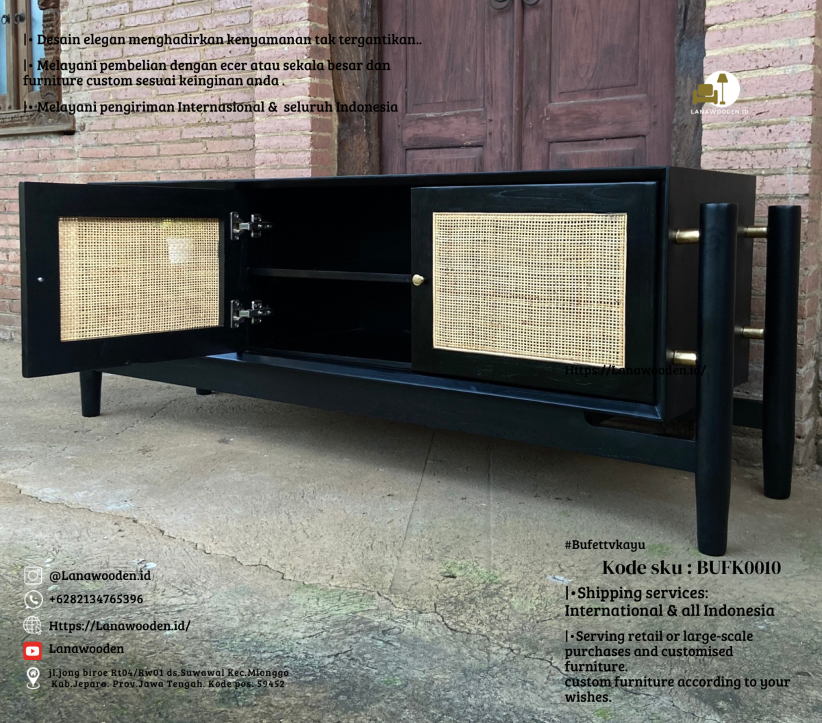 Bufet TV minimalis gaya tropis adalah furnitur yang menggabungkan desain sederhana dan bersih dengan elemen-elemen alami yang mengingatkan pada suasana tropis yang tenang dan hangat. Produk ini dirancang untuk memberikan kenyamanan dan estetika yang memukau di ruang tamu Anda, menciptakan lingkungan yang segar dan menyenangkan. Berikut adalah deskripsi panjang dari prasmanan TV gaya tropis minimalis: Desain dan Estetika Bufet TV gaya minimalis tropis mengusung desain yang simpel dengan garis-garis yang bersih dan bentuk yang fungsional. Meski begitu, elemen-elemen tropis seperti rotan anyaman, aksen motif tambahan seringkali disertakan untuk memberikan sentuhan khas yang menambah keindahan dan karakter pada furnitur ini. Desainnya yang ramping dan elegan membuat sideboard ini cocok untuk berbagai ukuran ruangan, dari yang luas hingga yang lebih kompak. Bahan Berkualitas Tinggi Bufet ini dibuat dari bahan-bahan berkualitas tinggi seperti kayu solid (misalnya jati atau mahoni) yang terkenal dengan kekuatan dan daya tahannya.