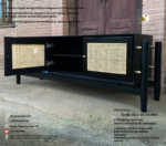 Bufet TV minimalis gaya tropis adalah furnitur yang menggabungkan desain sederhana dan bersih dengan elemen-elemen alami yang mengingatkan pada suasana tropis yang tenang dan hangat. Produk ini dirancang untuk memberikan kenyamanan dan estetika yang memukau di ruang tamu Anda, menciptakan lingkungan yang segar dan menyenangkan. Berikut adalah deskripsi panjang dari prasmanan TV gaya tropis minimalis: Desain dan Estetika Bufet TV gaya minimalis tropis mengusung desain yang simpel dengan garis-garis yang bersih dan bentuk yang fungsional. Meski begitu, elemen-elemen tropis seperti rotan anyaman, aksen motif tambahan seringkali disertakan untuk memberikan sentuhan khas yang menambah keindahan dan karakter pada furnitur ini. Desainnya yang ramping dan elegan membuat sideboard ini cocok untuk berbagai ukuran ruangan, dari yang luas hingga yang lebih kompak. Bahan Berkualitas Tinggi Bufet ini dibuat dari bahan-bahan berkualitas tinggi seperti kayu solid (misalnya jati atau mahoni) yang terkenal dengan kekuatan dan daya tahannya.