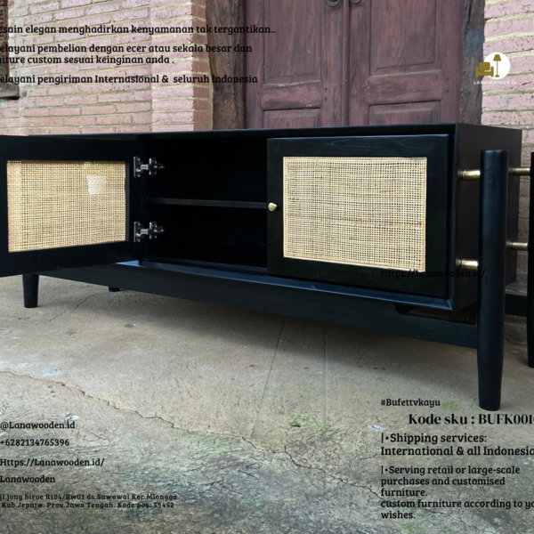 Bufet TV minimalis gaya tropis adalah furnitur yang menggabungkan desain sederhana dan bersih dengan elemen-elemen alami yang mengingatkan pada suasana tropis yang tenang dan hangat. Produk ini dirancang untuk memberikan kenyamanan dan estetika yang memukau di ruang tamu Anda, menciptakan lingkungan yang segar dan menyenangkan. Berikut adalah deskripsi panjang dari prasmanan TV gaya tropis minimalis: Desain dan Estetika Bufet TV gaya minimalis tropis mengusung desain yang simpel dengan garis-garis yang bersih dan bentuk yang fungsional. Meski begitu, elemen-elemen tropis seperti rotan anyaman, aksen motif tambahan seringkali disertakan untuk memberikan sentuhan khas yang menambah keindahan dan karakter pada furnitur ini. Desainnya yang ramping dan elegan membuat sideboard ini cocok untuk berbagai ukuran ruangan, dari yang luas hingga yang lebih kompak. Bahan Berkualitas Tinggi Bufet ini dibuat dari bahan-bahan berkualitas tinggi seperti kayu solid (misalnya jati atau mahoni) yang terkenal dengan kekuatan dan daya tahannya.